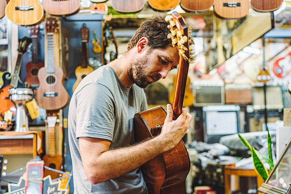 ClovisDonizetti-GuitarShop_Day4_Australie_TL_00028