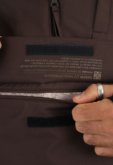 <span class="title-underline">Fro</span>nt zippered pocket